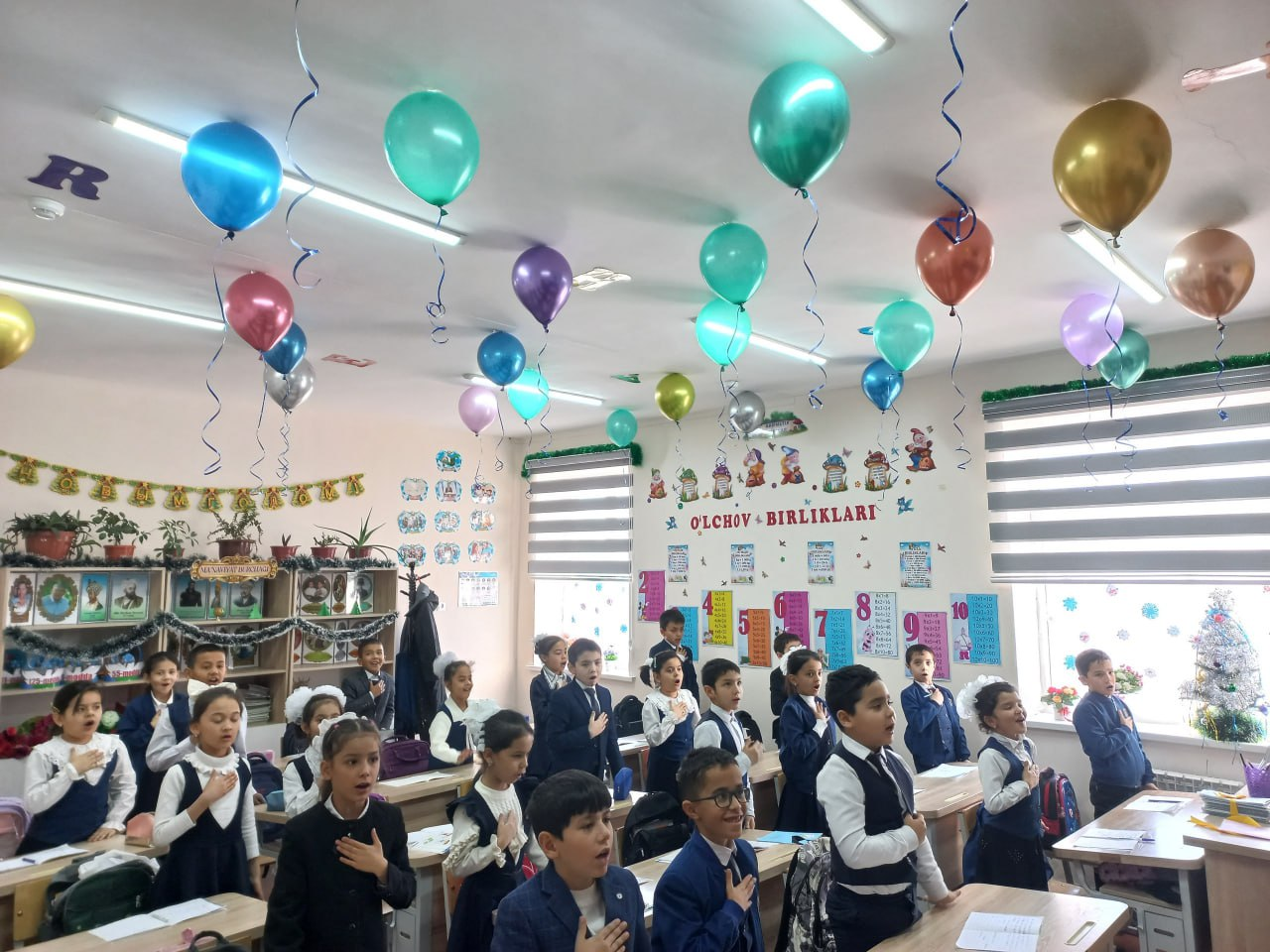 Urganch ixtisoslashtirilgan boshlang‘ich raqs san’ati maktab-internatida 2025-yil 18-dekabr kuni “Yangi yil” bayrami munosabati bilan “Eng chiroyli bezatilgan sinf” tanlovi tashkil etildi.